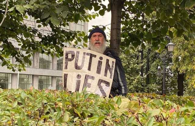         Putin lies    