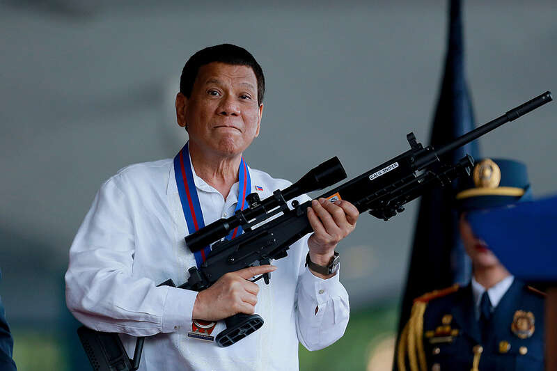 Philippine President Rodrigo Duterte holds a Galil sniper rifle eiqtiqtziqzzkmp