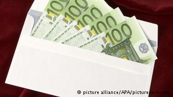Geld (Euro) im Briefumschlag (picture alliance/APA/picturedesk.com) eidditqidrqkmp